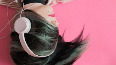 femme qui ecoute de la musique