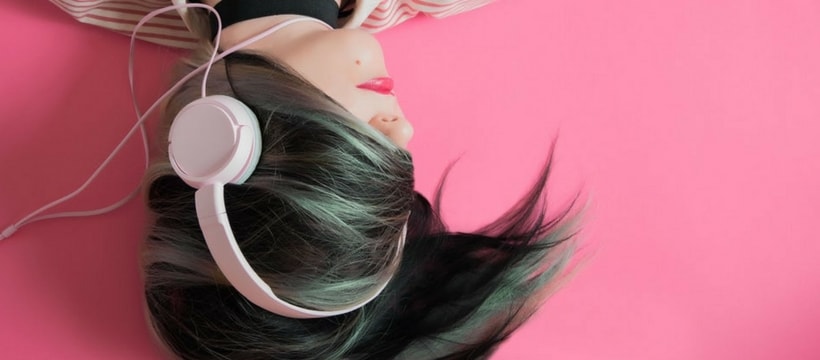 Spotify femme qui ecoute de la musique