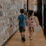 Des enfants se baladant dans des couloirs