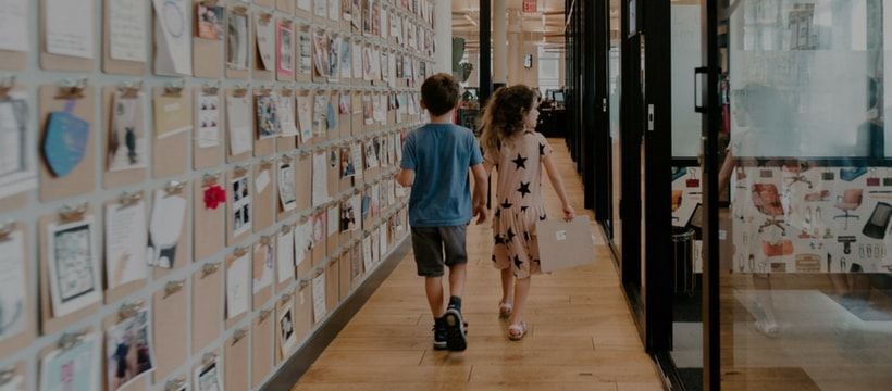WeGrow Des enfants se baladant dans des couloirs
