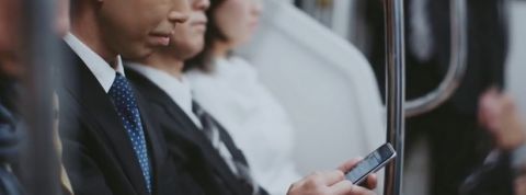 YahooJapan Un utilisateur japonais de Yahoo dans le train