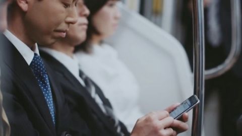 Un utilisateur japonais de Yahoo dans le train