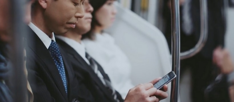 YahooJapan Un utilisateur japonais de Yahoo dans le train