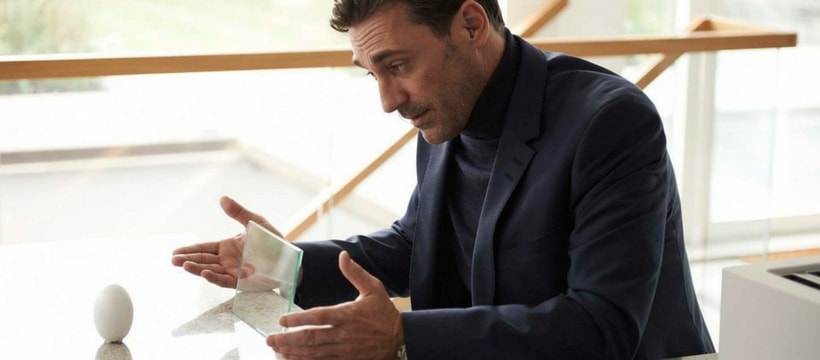blackmirror Un homme parlant à un assistant vocal, dans la série télévisée Black Mirror