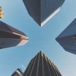 building qui forment une croix dans le ciel