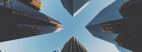 building qui forment une croix dans le ciel