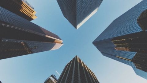 building qui forment une croix dans le ciel