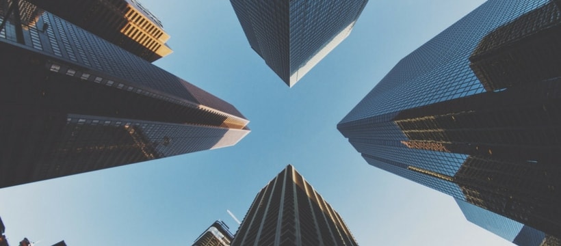 building qui forment une croix dans le ciel