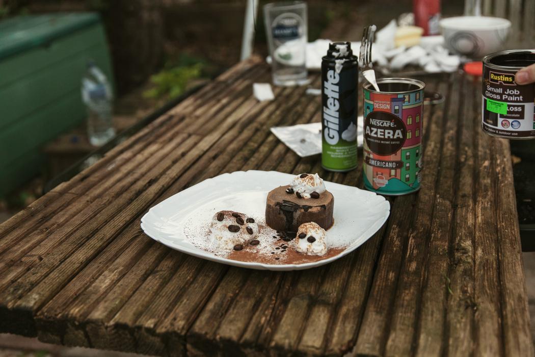 faux dessert fait avec du cafe et de la mousse a raser