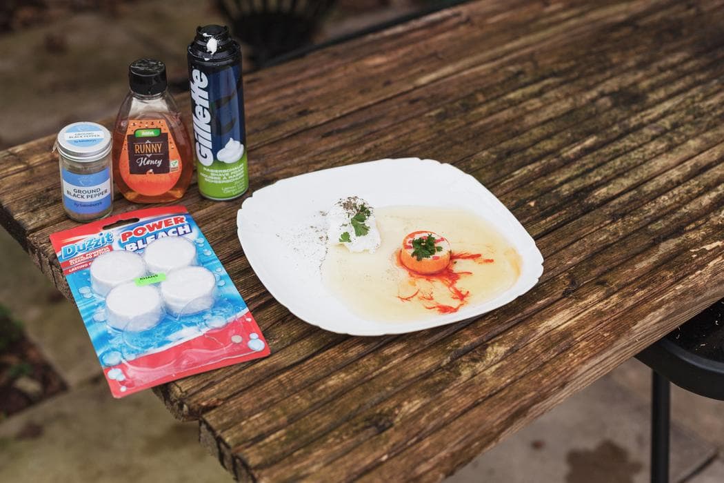 surimi et chantilly cree avec une eponge et de la mousse a raser