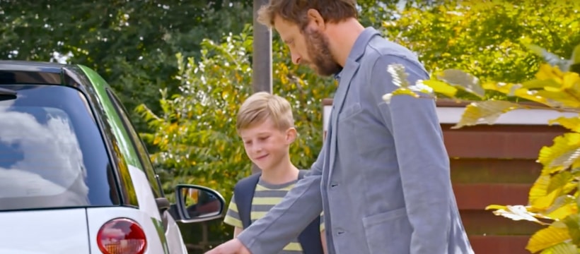 Engie pere et son fils faisant le plein