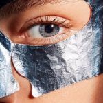 une femme avec un masque hydratant technologique