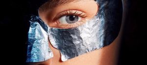 une femme avec un masque hydratant technologique