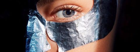 EsteeLauder une femme avec un masque hydratant technologique