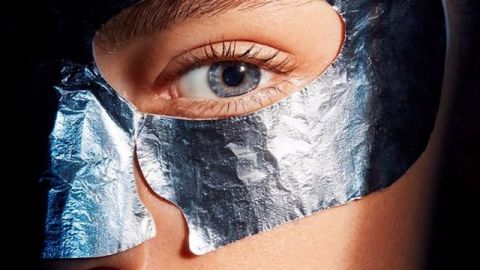 une femme avec un masque hydratant technologique