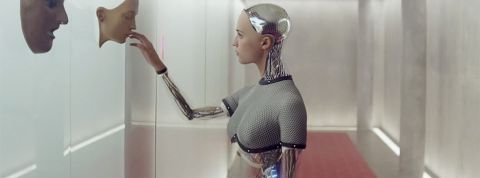 exmachina androide dans un couloir