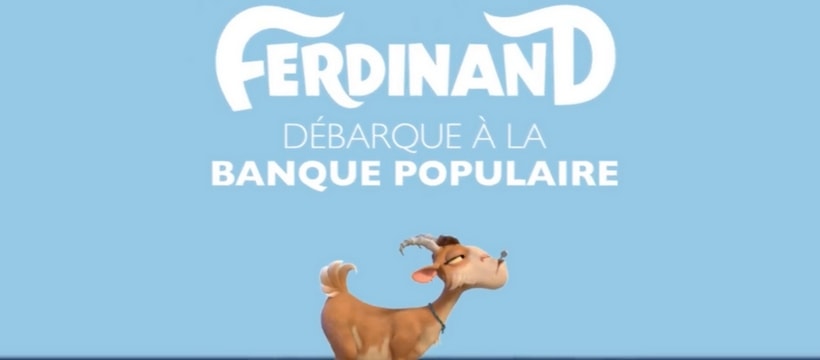 Ferdinand chevre devant un fond bleu