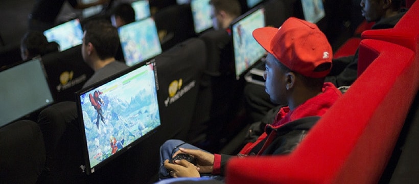 Gaumont esport joueur de tekken assis dans une salle de cinema