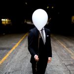 homme avec un ballon