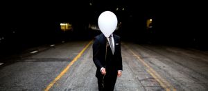 homme avec un ballon