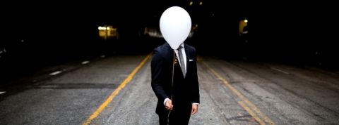 homme avec un ballon