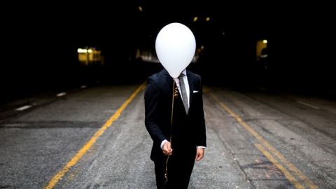 homme avec un ballon