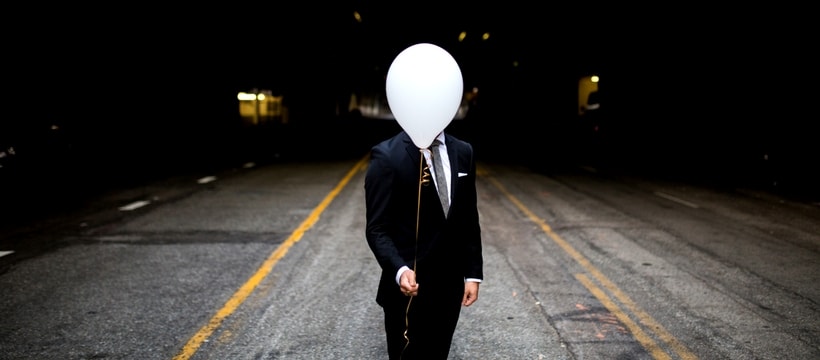 homme-ballon homme avec un ballon
