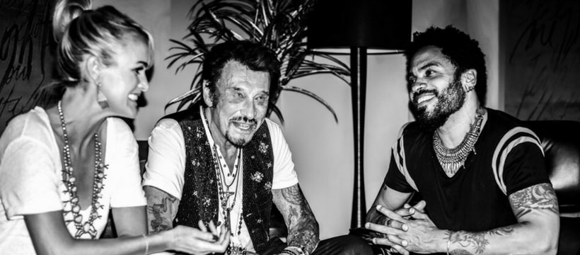 Johnny reseaux Johnny Hallyday assis avec Lenny Kravitz