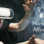 Homme avec un casque de realite virtuelle