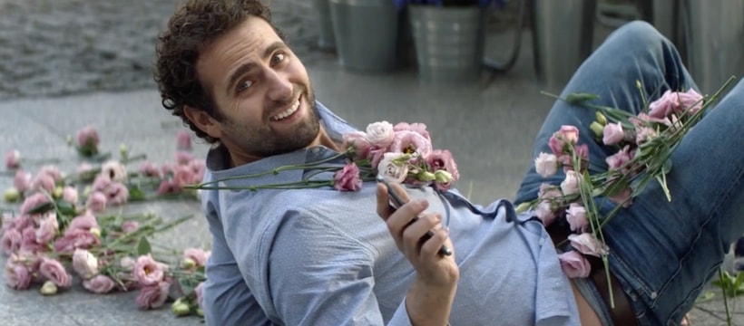 Meetic homme par terre avec des fleurs