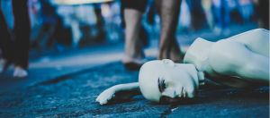 Un mannequin en plastique démembré au sol