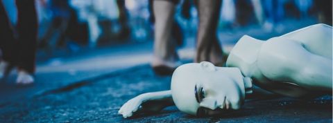 mort Un mannequin en plastique démembré au sol