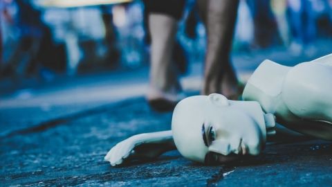 mort Un mannequin en plastique démembré au sol