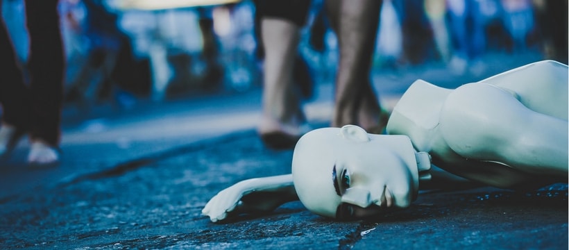 mort Un mannequin en plastique démembré au sol