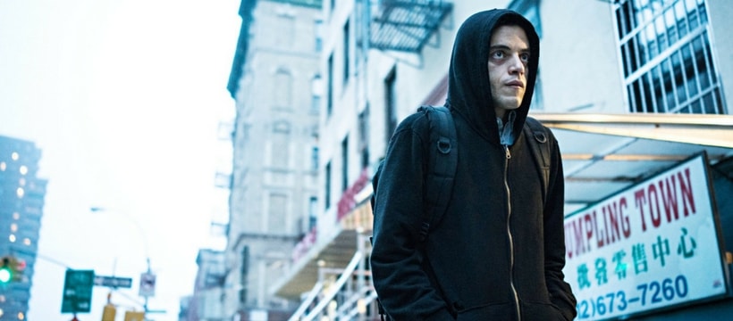 Mr Robot homme encapuche qui marche dans la rue