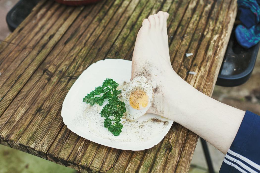 oeuf au plat pose sur un pied