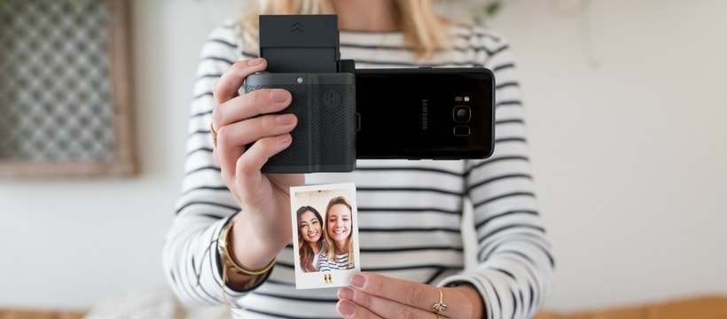 Prynt femme qui tient un appareil photo
