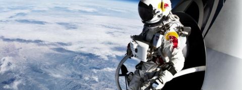 Red Bull homme pret a sauter pour redescendre vers la terre