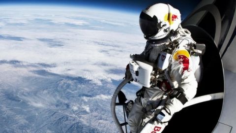 homme pret a sauter pour redescendre vers la terre