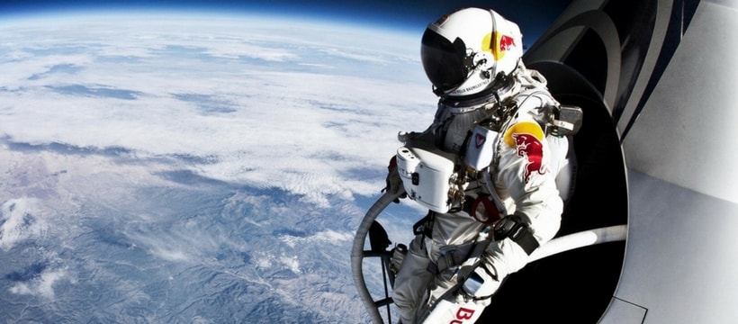 Red Bull homme pret a sauter pour redescendre vers la terre