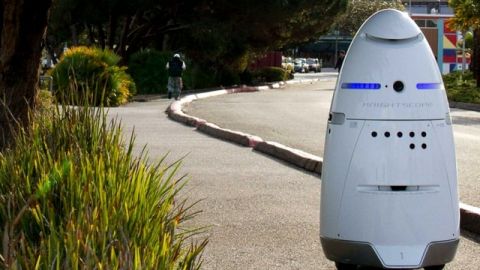 un robot dans la ville