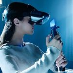 femme avec un casque de realite augmentee et un sabre laser