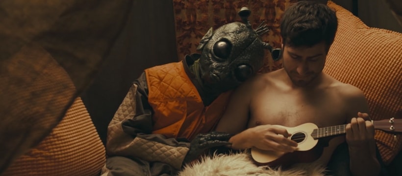 STORM a star wars story rodien dans une tente avec un stormtrooper qui joue du ukulele