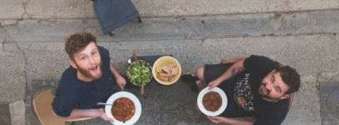 deux hommes en train de manger
