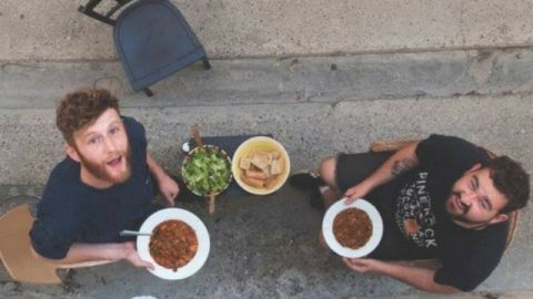 deux hommes en train de manger