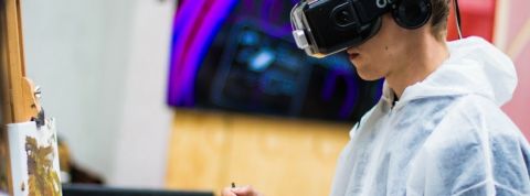 Virtual Reality homme qui peint en realite virtuelle