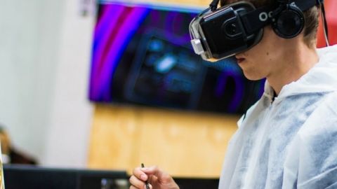 Virtual Reality homme qui peint en realite virtuelle