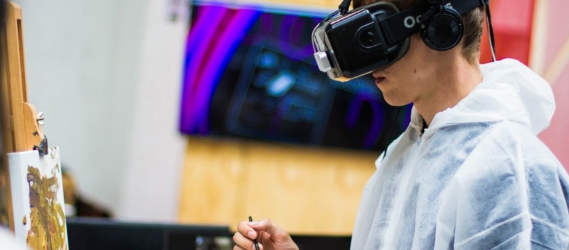 Virtual Reality homme qui peint en realite virtuelle