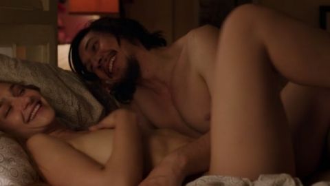 deux jeunes dans un lit