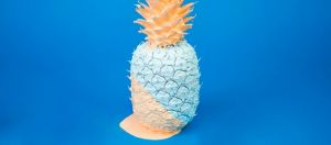 Un ananas bleu et orange